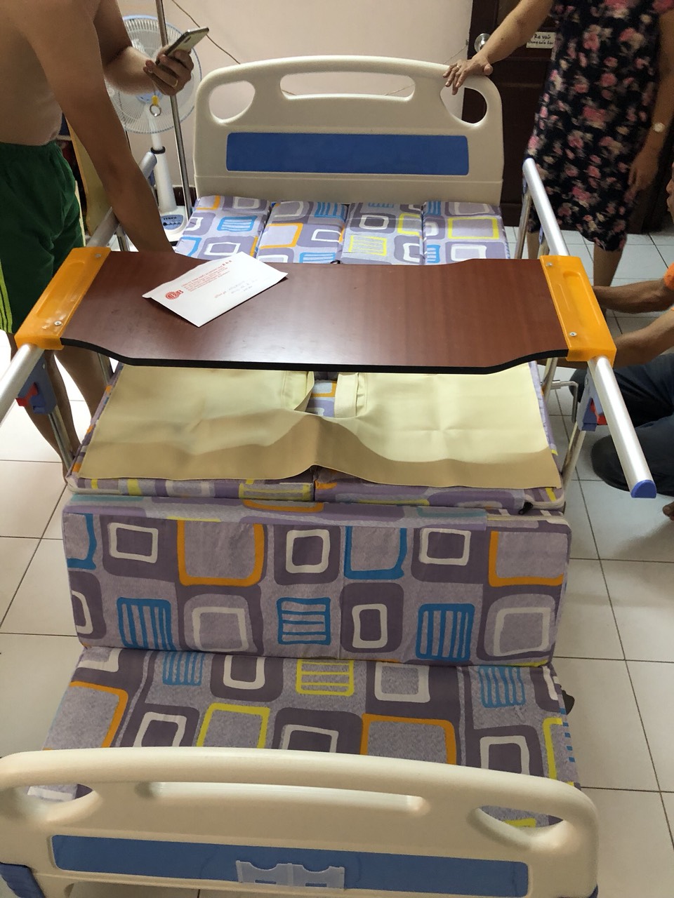 Giường bệnh 4 tay quay