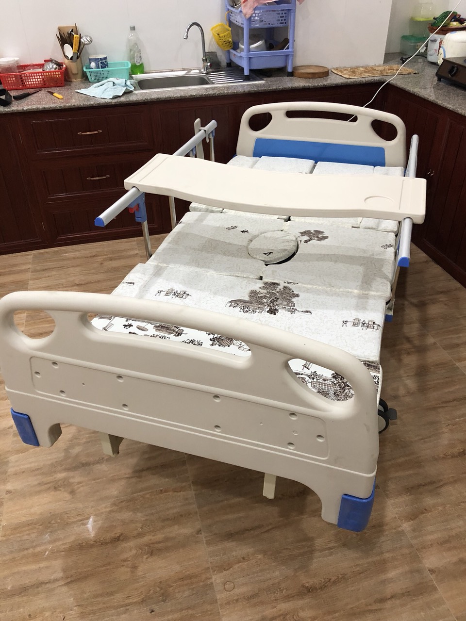 Giường bệnh 4 tay quay ch&iacute;nh h&atilde;ng