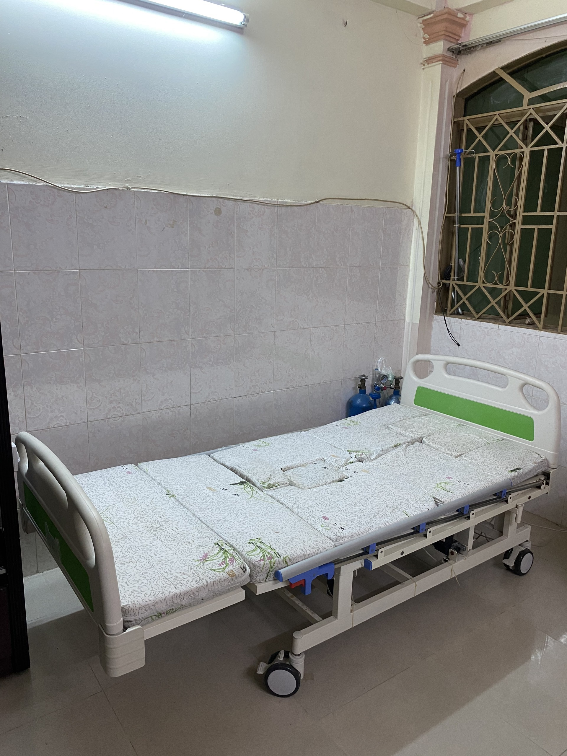 Mô tả tổng quát giường bệnh 4 tay quay Lucas GB-T41