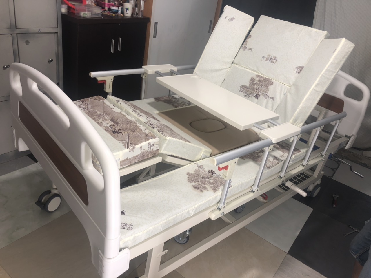 Giường bệnh 4 tay quay