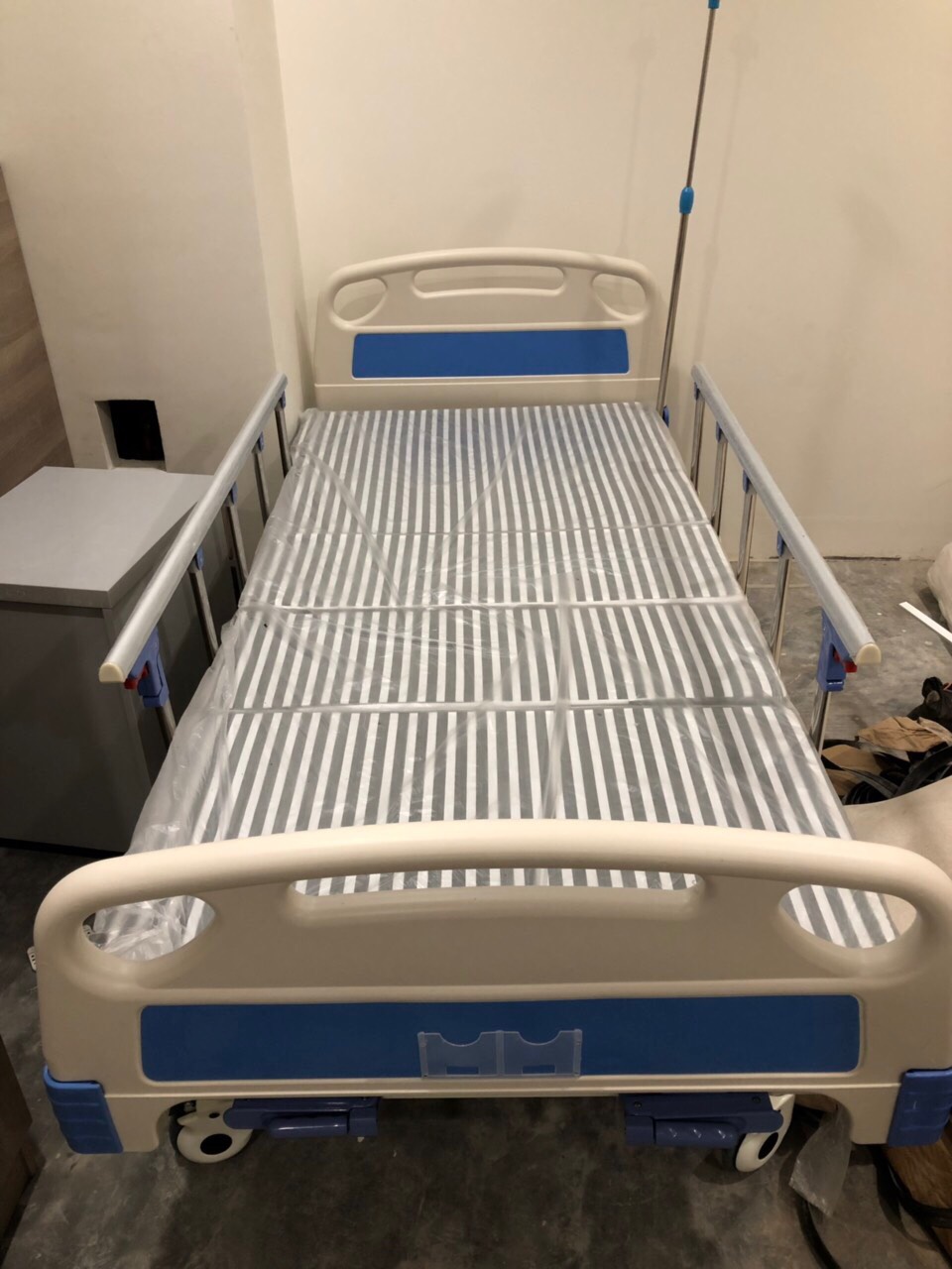 Giường y tế gi&aacute; rẻ